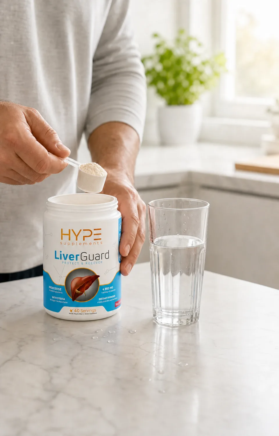 Загребване на една лъжица LiverGuard в чаша вода