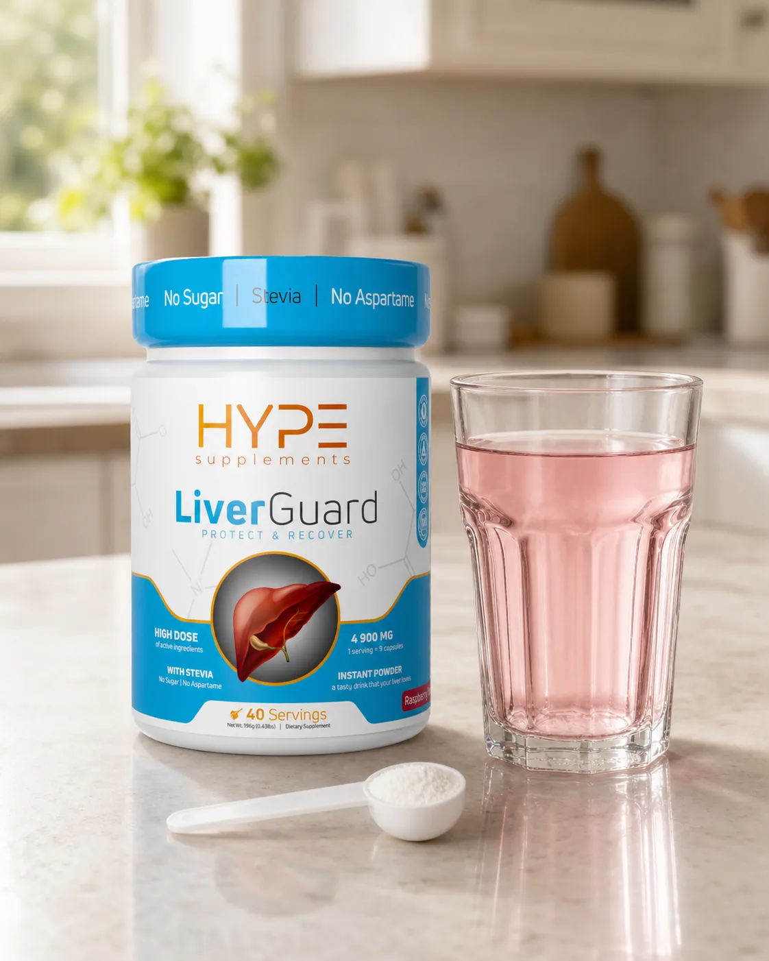 LiverGuard, мерителна лъжица и чаша с напитка на кухненски плот